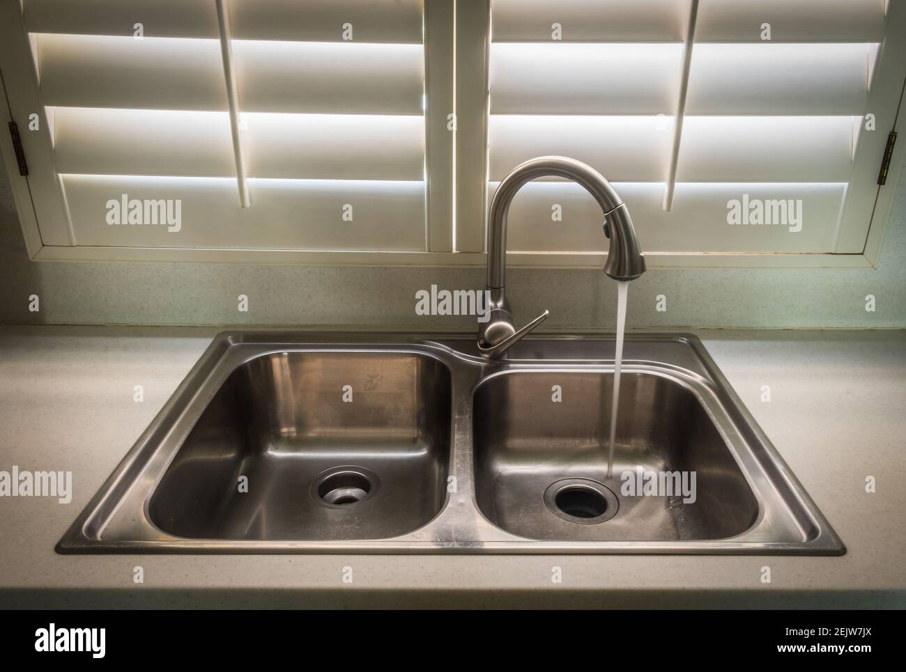 lavarsi in una cucina con acqua corrente corrente Foto Stock