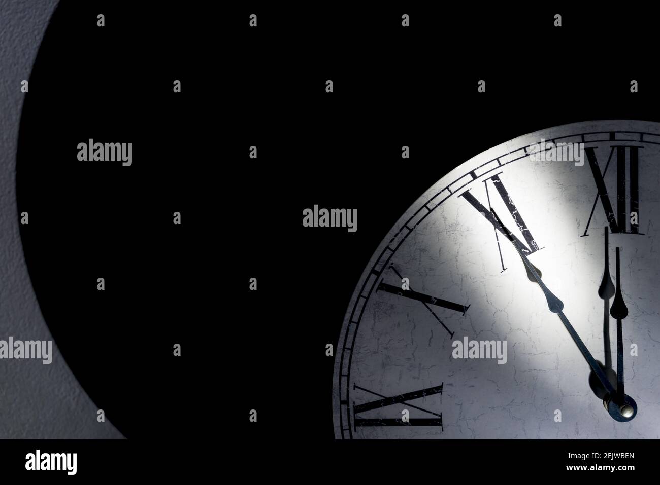 Orologio da parete vintage con numeri romani che mostrano cinque minuti a. mezzanotte come simbolo per il tempo esaurito Foto Stock