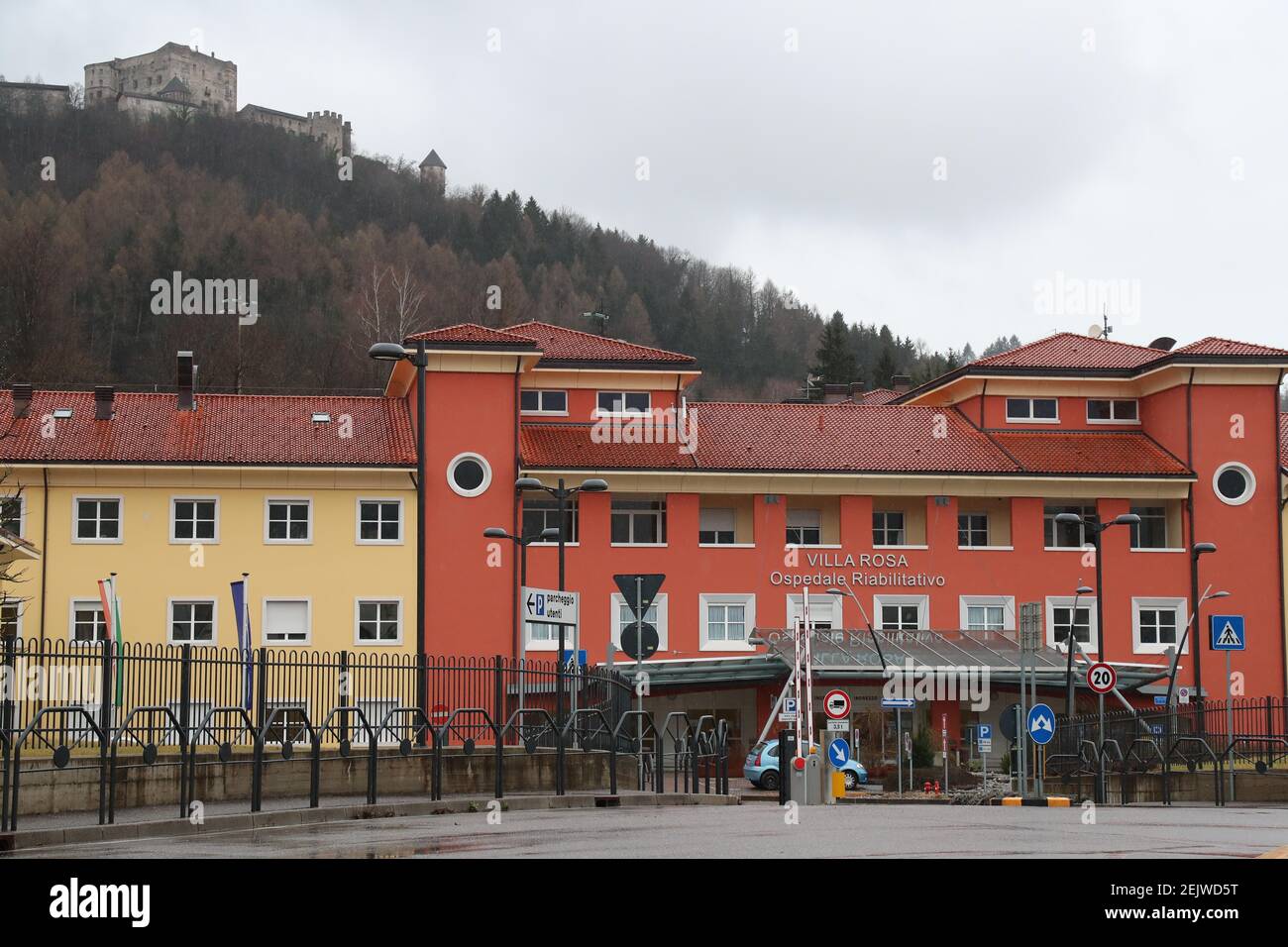Europa focolaio di virus a Pergine Valsugana, Italia il 14 marzo 2020. L'Ospedale  Villa Rosa era un servizio radiologico per la diagnosi del Covid-19 è  attivo di fronte al Castello..IN Italia È