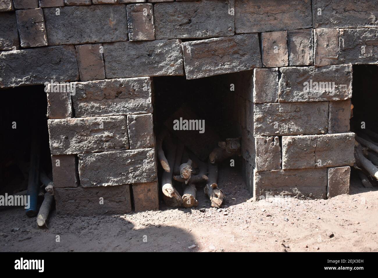 Mattone forno.mattone che fa processo. Bruciare tradizionale indiano chiodo  di chiodo di garofano forno di serraggio con mattoni crudi Foto stock -  Alamy
