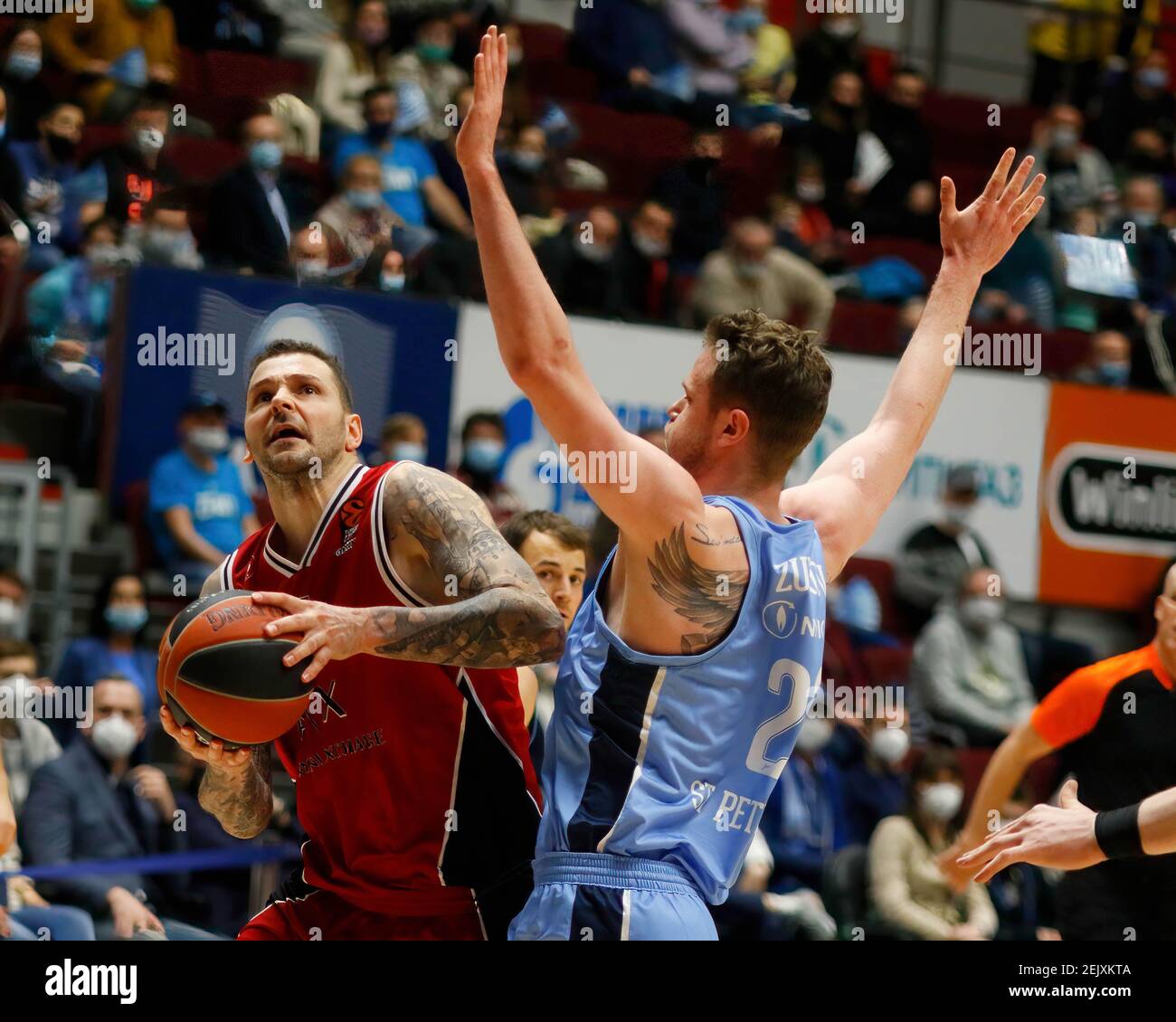 San Pietroburgo, Russia. 22 Feb 2021. Vladimir Mitsov (5), di Olimpia Milano (Borsa axarmani milano) e Andrey Zubkov (20), di Zenit in azione durante il round stagionale regolare Eurolega 2020/2021 della Turkish Airlines 25, partita tra FC Olimpia Milano e Zenit San Pietroburgo alla Sibur Arena. (Punteggio finale; Zenit San Pietroburgo 79:70 Olimpia Milano) Credit: SOPA Images Limited/Alamy Live News Foto Stock