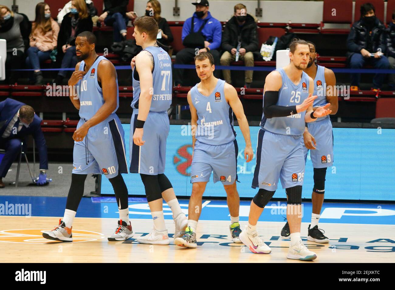 San Pietroburgo, Russia. 22 Feb 2021. I giocatori di pallacanestro Zenit hanno visto durante il round stagionale regolare Eurolega 2020/2021 della Turkish Airlines 25, partita tra il FC Olimpia Milano e Zenit St. Petersburg alla Sibur Arena. (Punteggio finale; Zenit San Pietroburgo 79:70 Olimpia Milano) Credit: SOPA Images Limited/Alamy Live News Foto Stock