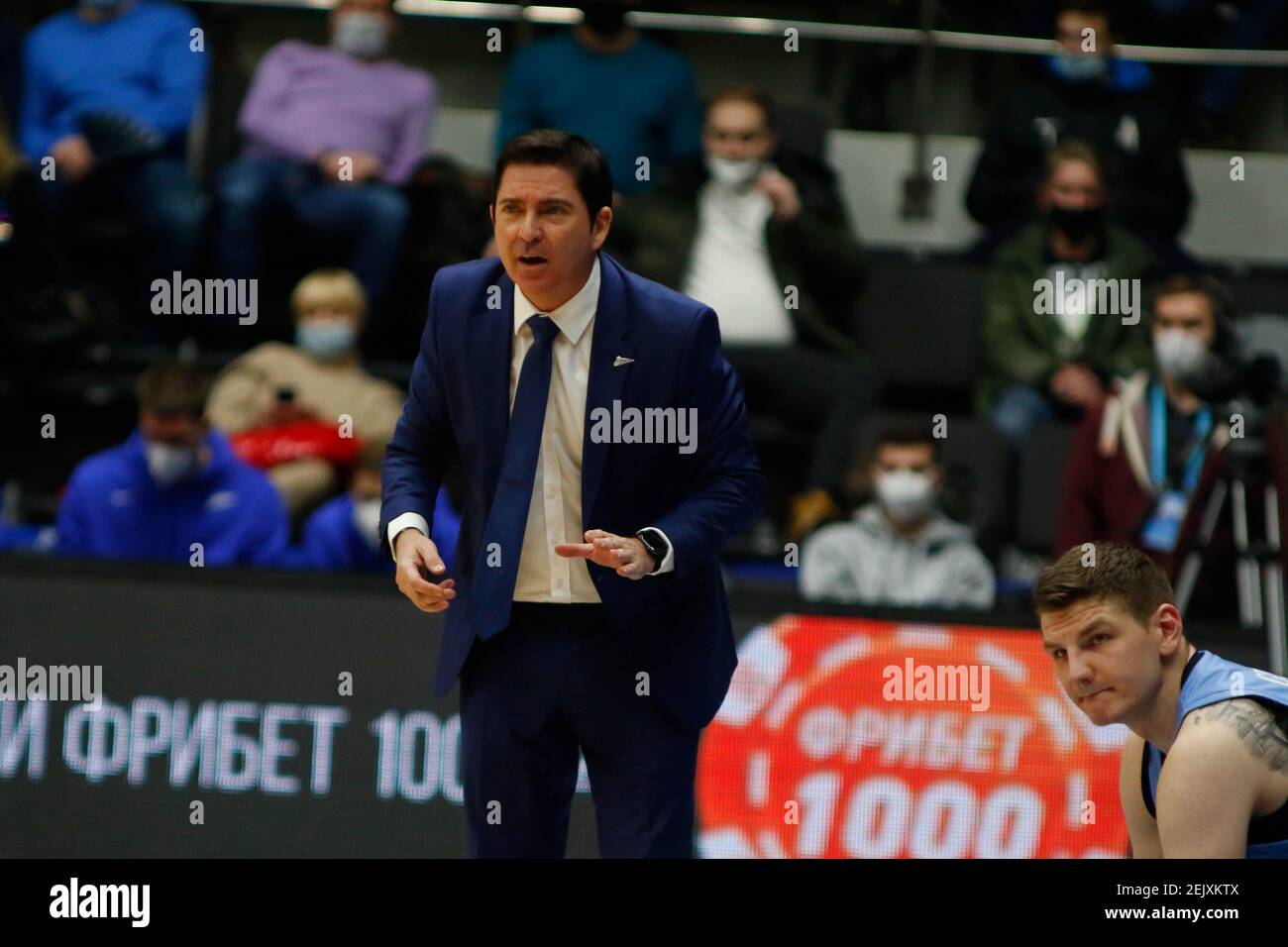 San Pietroburgo, Russia. 22 Feb 2021. Il capo allenatore Javier Pascual Zenit San Pietroburgo in azione durante il round stagionale regolare Eurolega 25 della Turkish Airlines 2020/2021, partita tra FC Olimpia Milano e Zenit San Pietroburgo alla Sibur Arena. (Punteggio finale; Zenit San Pietroburgo 79:70 Olimpia Milano) Credit: SOPA Images Limited/Alamy Live News Foto Stock