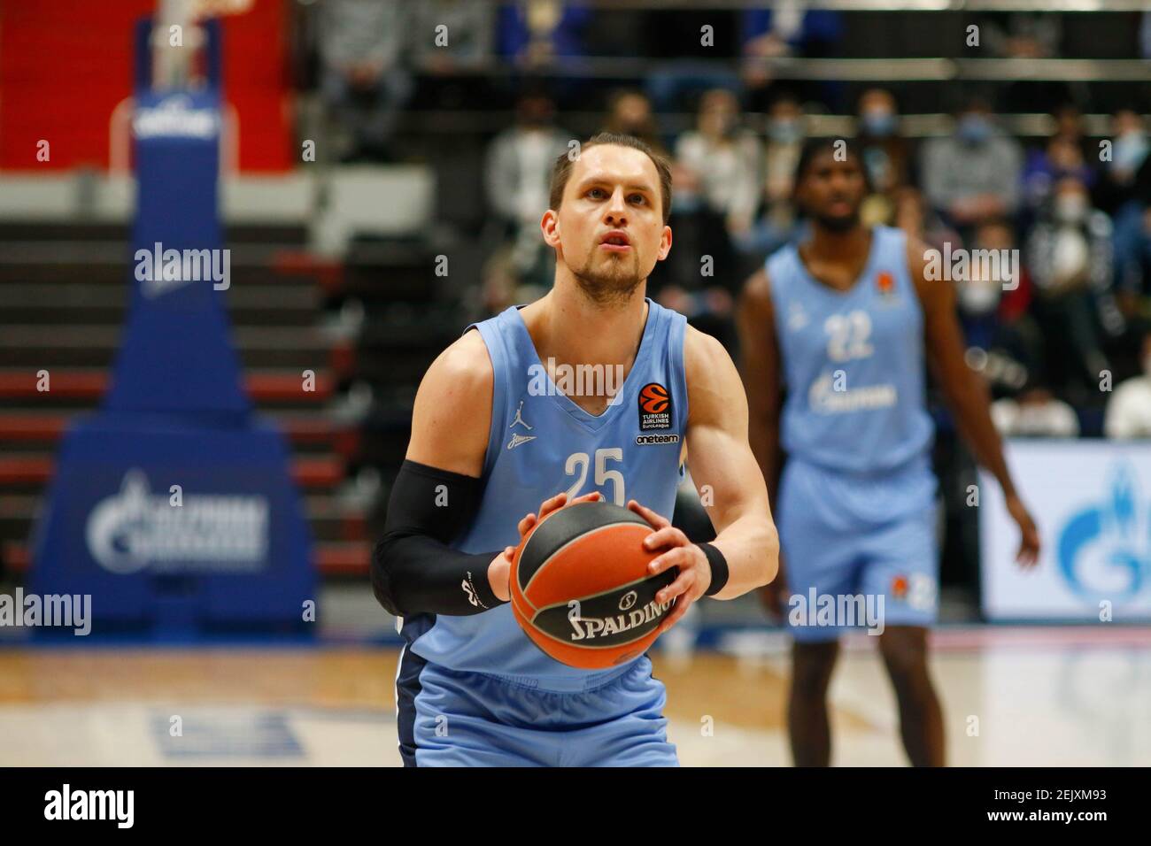 San Pietroburgo, Russia. 22 Feb 2021. Mateusz Ponitka (25), di Zenit, in azione nel corso del 25 Turkish Airlines Eurolega Regular Season Round 2020/2021, partita tra FC Olimpia Milano e Zenit San Pietroburgo alla Sibur Arena. (Punteggio finale; Zenit San Pietroburgo 79:70 Olimpia Milano) Credit: SOPA Images Limited/Alamy Live News Foto Stock