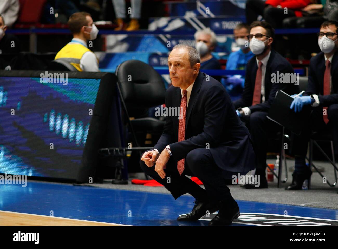 San Pietroburgo, Russia. 22 Feb 2021. Head Coach Ettore Messina di Olimpia Milano (Borsa axarmani milano) in azione durante il 25 Turkish Airlines Eurolega Regular Season Round 2020/2021, match tra FC Olimpia Milano e Zenit San Pietroburgo alla Sibur Arena. (Punteggio finale; Zenit San Pietroburgo 79:70 Olimpia Milano) Credit: SOPA Images Limited/Alamy Live News Foto Stock