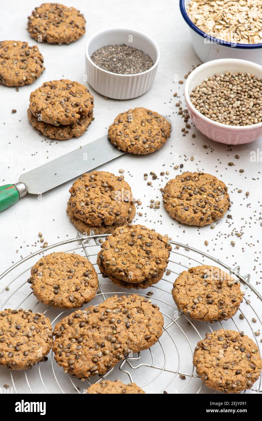 Biscotti alla canapa e ai semi di chia . Biscotti fatti in casa con canapa e semi di chia con ingredienti su sfondo bianco Foto Stock