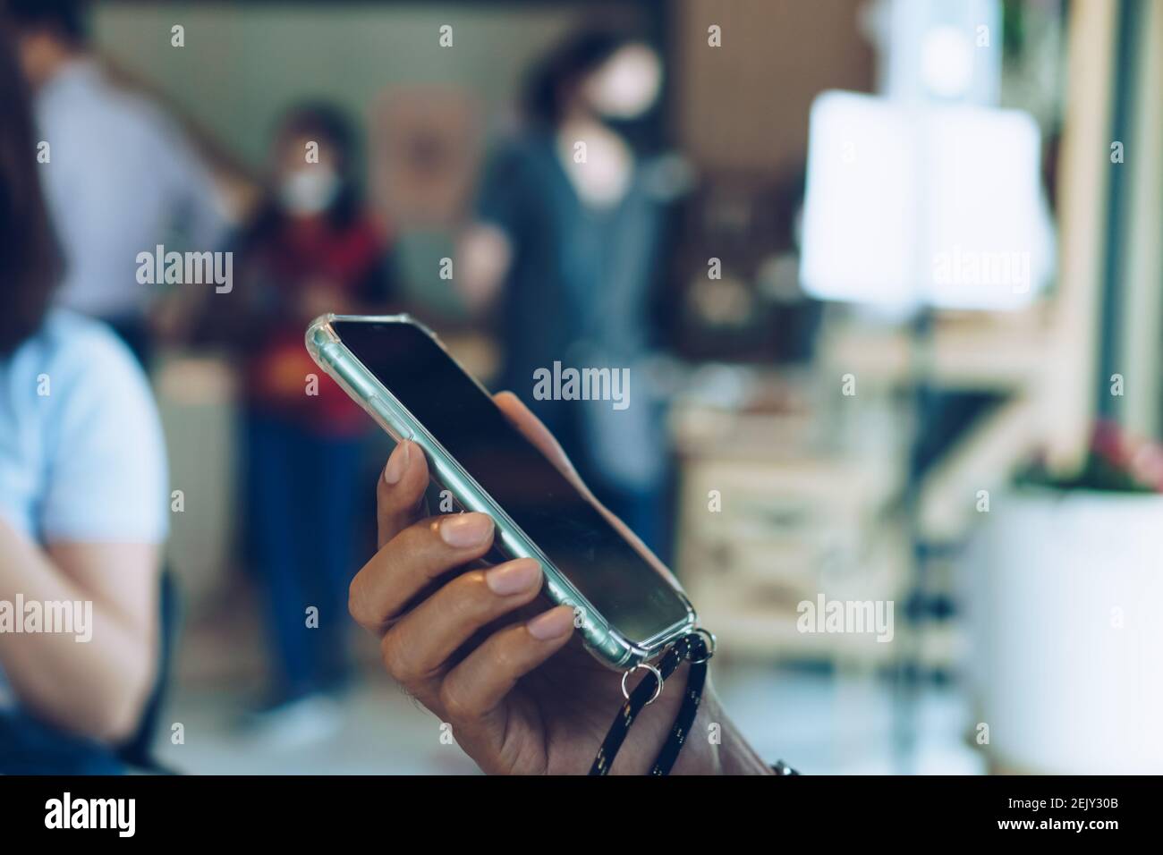 La mano della gente usa lo smartphone per fare il commercio di lavoro, la rete sociale, la comunicazione nell'area di lavoro del caffè pubblico. Foto Stock