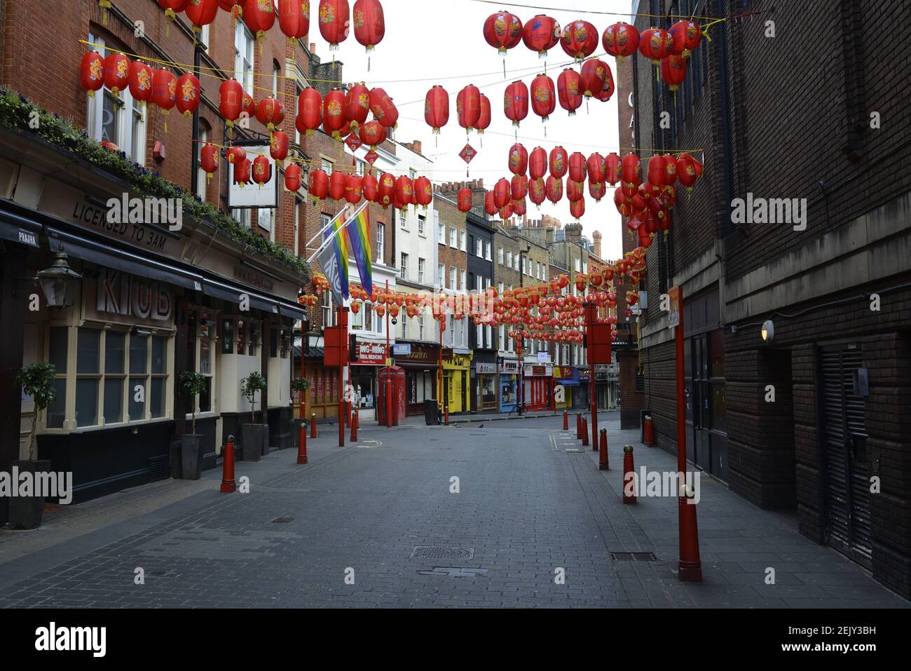 Una vista di una strada deserta a Chinatown durante la crisi del coronavirus. Le strade sono quasi vuote a Londra durante la seconda settimana del blocco del Regno Unito. La gente Werr ordinò di rimanere a casa in mezzo all'epidemia di coronavirus. (Foto di Emanuele Giovagnoli / SOPA Images/Sipa USA) Foto Stock