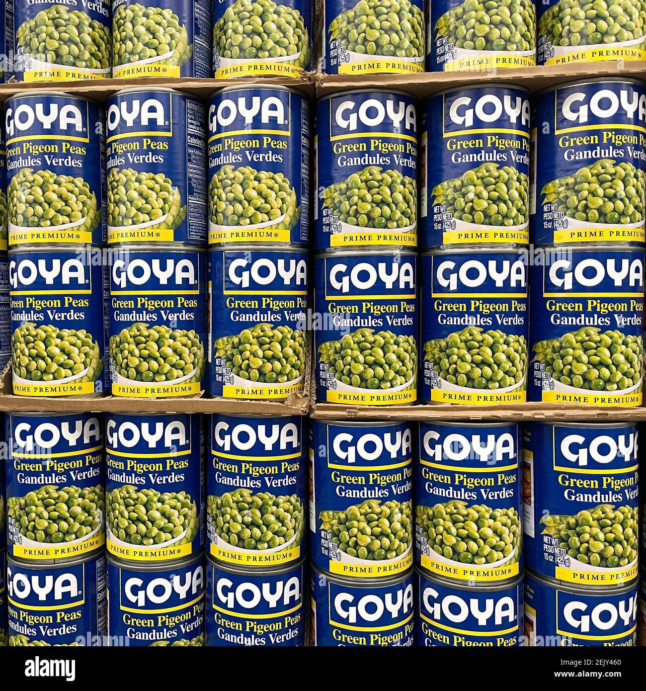 Orlando, FL USA - 8 febbraio 2021: Mostra di Pigeon Peas verde in scatola Goya presso un negozio di alimentari Walmart a Orlando, Florida. Foto Stock