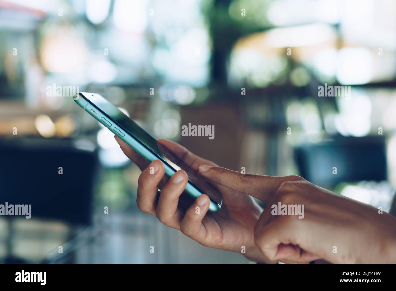 La mano della gente usa lo smartphone per fare il commercio di lavoro, la rete sociale, la comunicazione nell'area di lavoro del caffè pubblico. Foto Stock