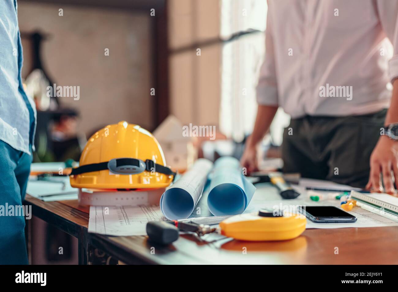 piano di stampa blu sul luogo di lavoro dei tecnici. Foto Stock