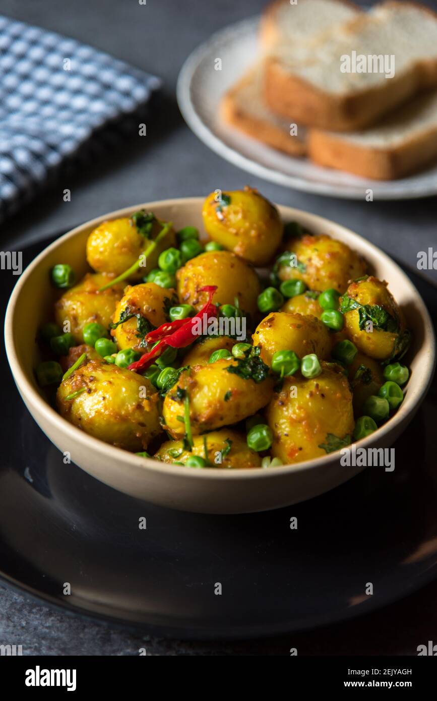 Prodotto alimentare indiano dum aloo o patate cotte a fuoco lento in una ciotola. Primo piano, messa a fuoco selettiva. Foto Stock