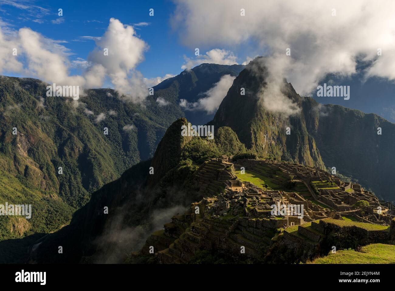 Vista panoramica sul vecchio tempio Inca città di Machu Picchu circondato da un gruppo di nuvole Foto Stock