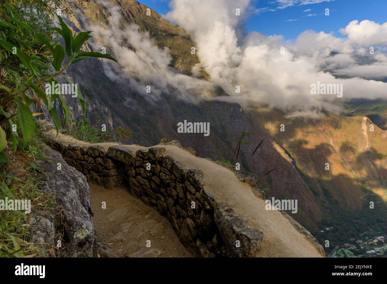 Vecchio sentiero in pietra Inca che conduce a Machu Picchu Foto Stock