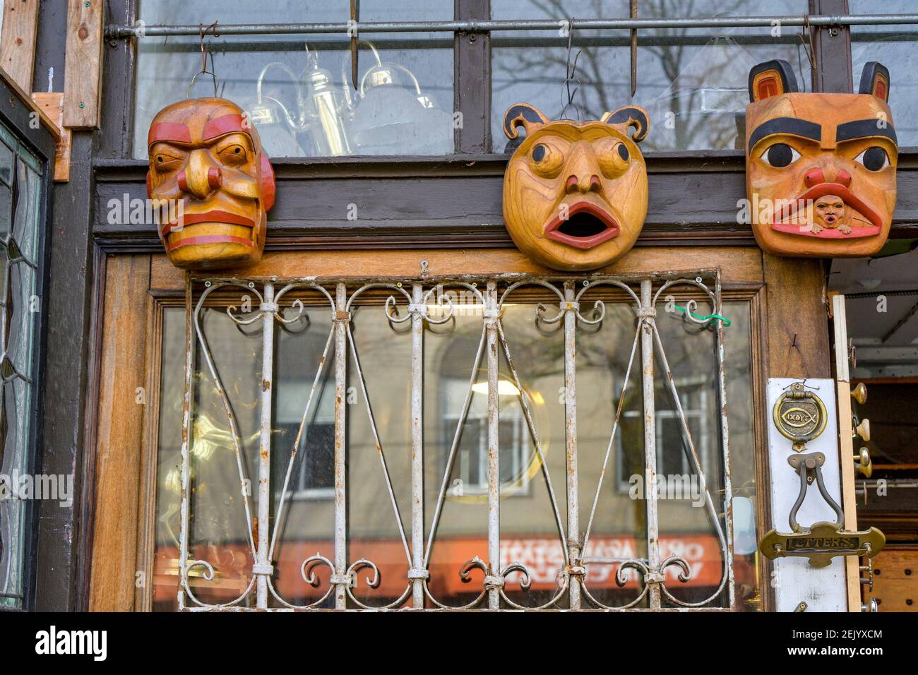 Maschere scolpite, arte indigena, negozio, finestra, Kitsilano Vancouver, British Columbia, Canada Foto Stock