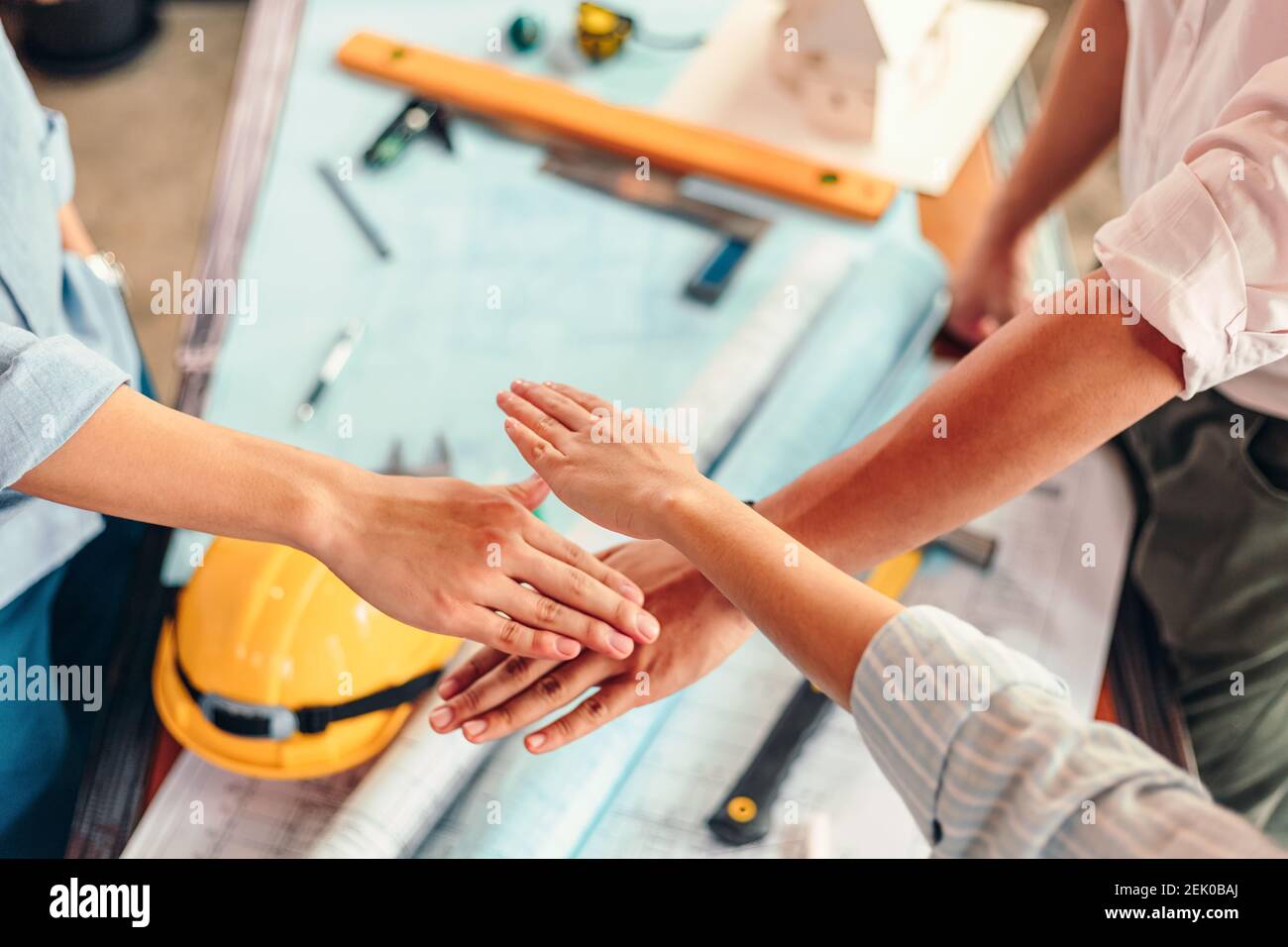 I team di ingegneri e architetti lavorano insieme. Le mani dei gruppi erano collaborazioni per fidarsi dell'azienda. Foto Stock