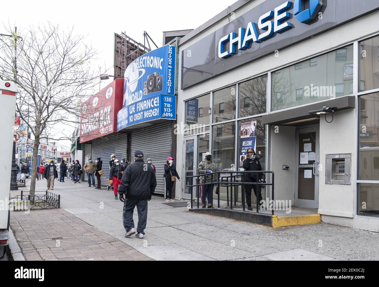 Lunga fila di persone in attesa di prelevare denaro visto a Chase Bank  nella sezione Fordham Heights del Bronx. Nei quartieri poveri di New York,  molte persone si affidano ai contanti poiché