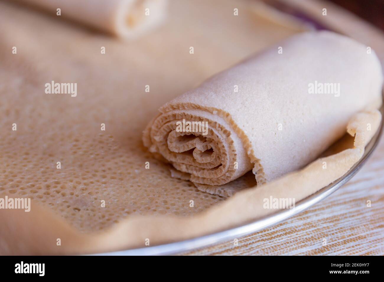 Injera è un flatbread di pasta acida fatto dalla farina di tè. È il piatto nazionale di Etiopia, Eritrea, Somalia e Gibuti Foto Stock