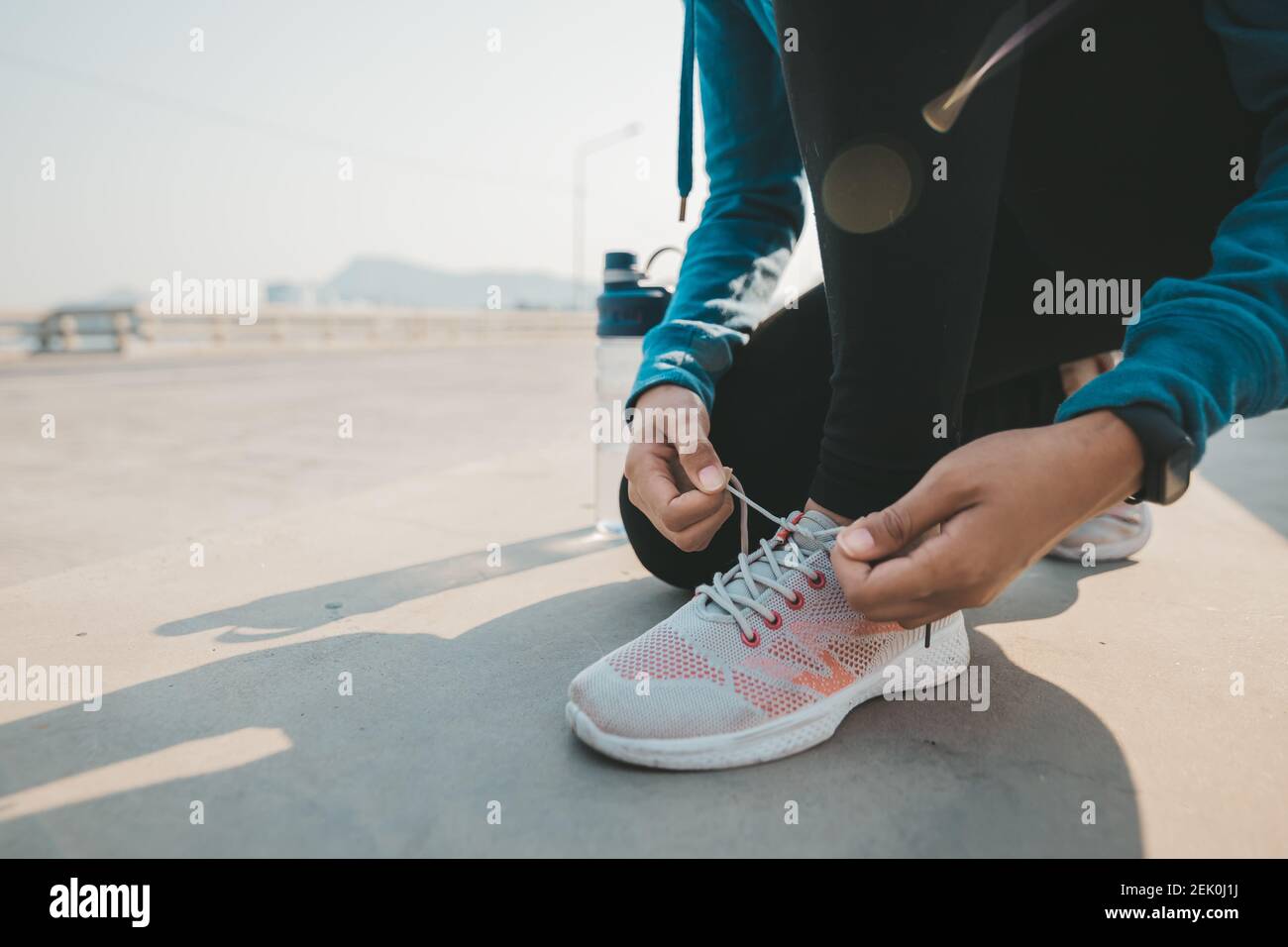 Donna allacciatura scarpe lacci. Donna fitness Runner prepararsi per il  jogging sulla strada in città Foto stock - Alamy