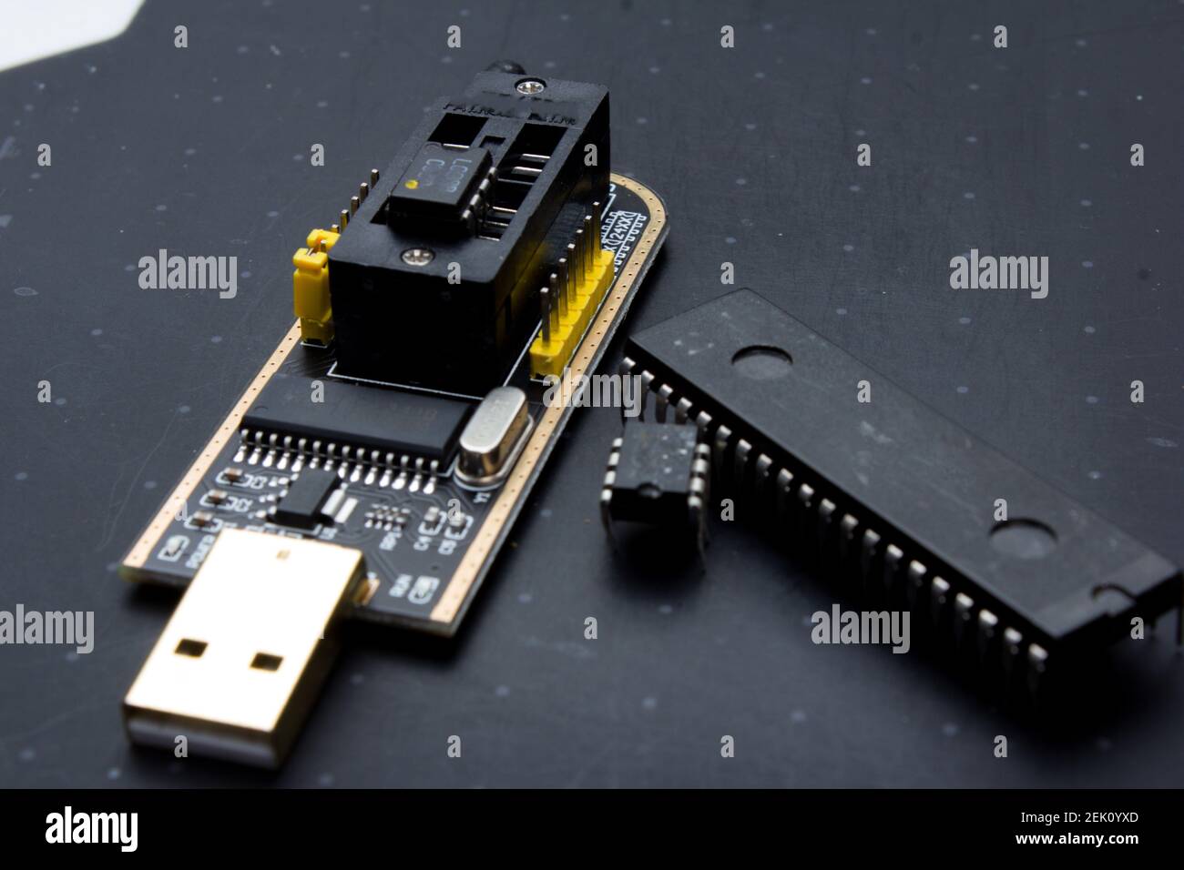 programmatore con memoria microchip inserita. riparazione elettronica radio Foto Stock