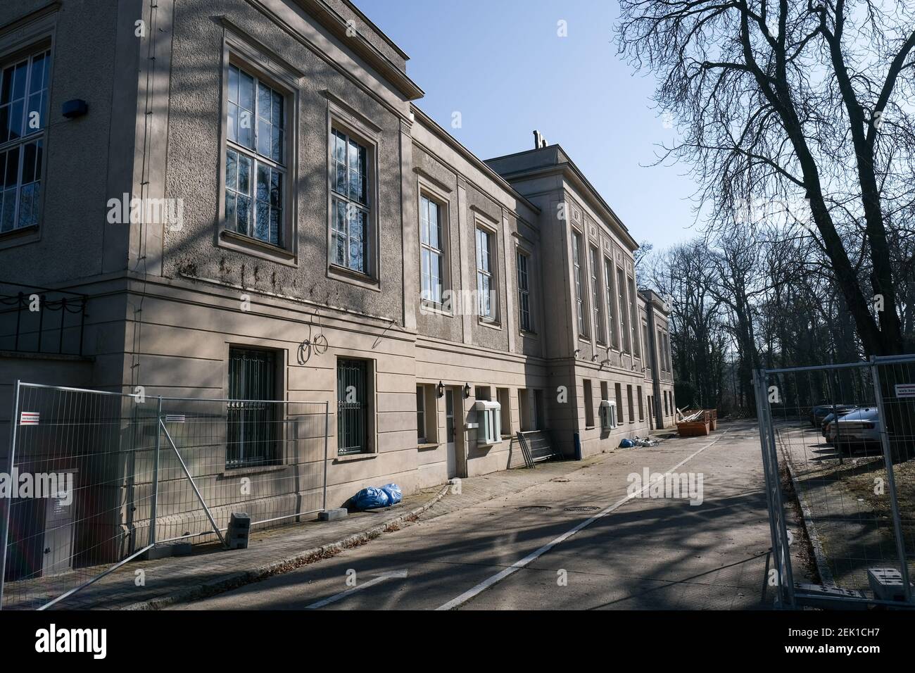 Berlino, Germania. 22 Feb 2021. l'Haus Zenner Excursion inn a Treptower Park. La locanda è chiusa nel 2019 ed è prevista la riapertura del suo giardino con 1500 posti a sedere nel maggio 2021. Credit: Jens Kalaene/dpa-Zentralbild/ZB/dpa/Alamy Live News Foto Stock