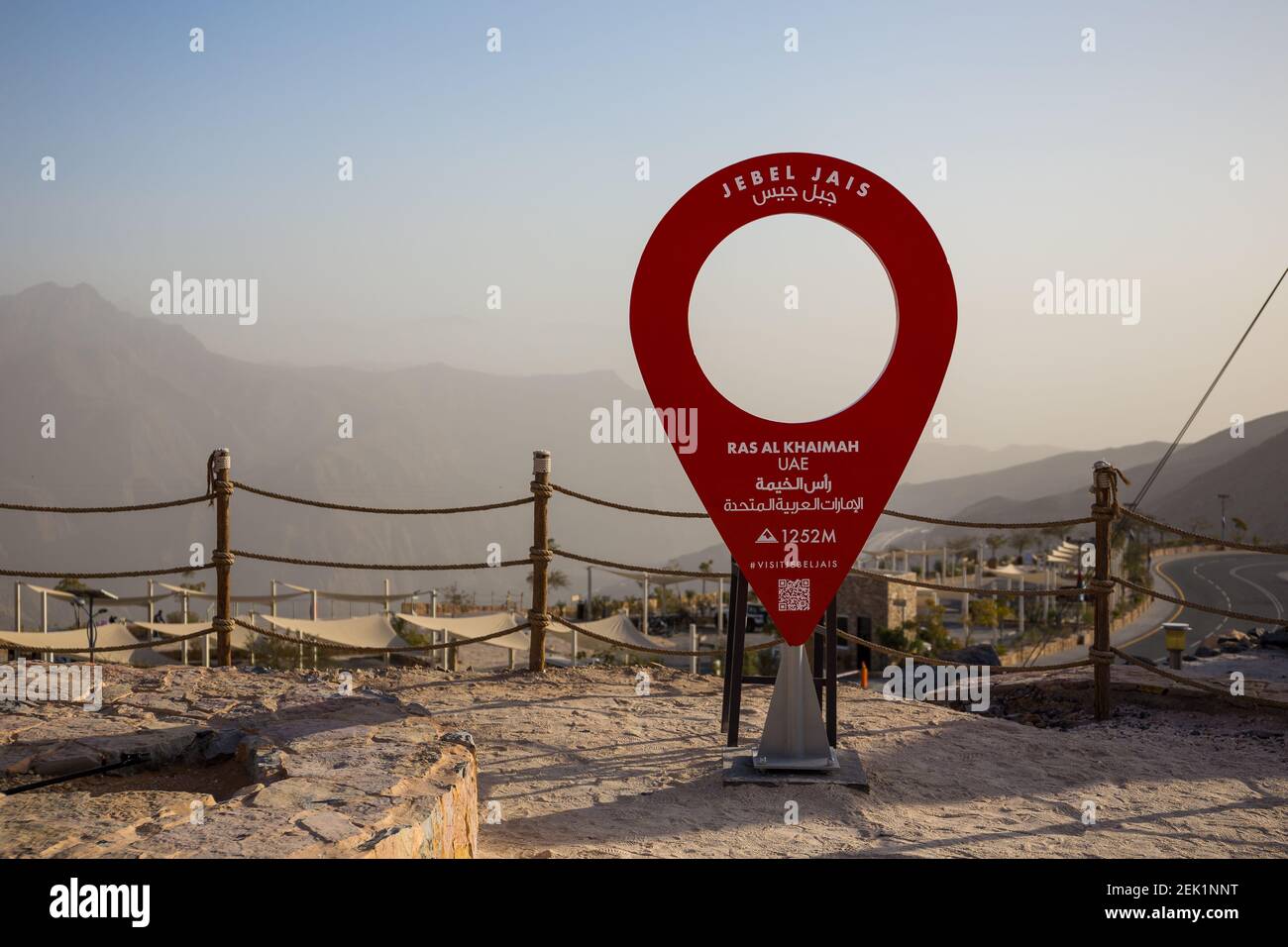 Jebel Jais, Emirati Arabi Uniti, 24.01.2021. Jebel Jais Viewing Deck Park con cornice fotografica a forma di pin posizione e Hajar Montagne paesaggio sullo sfondo. Foto Stock