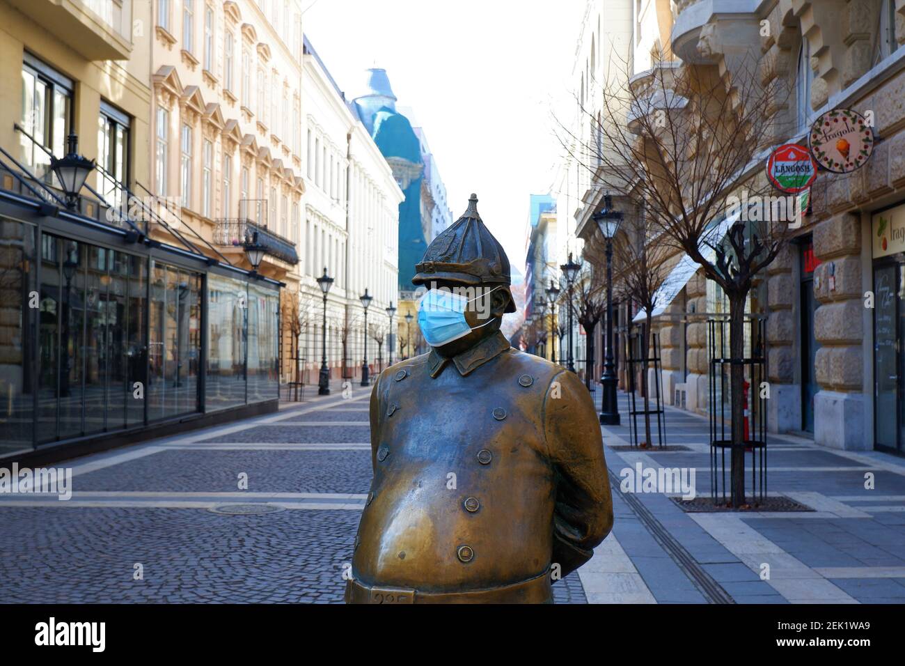 Budapest, Ungheria - 22 febbraio 2021: La statua del poliziotto grasso con maschera facciale nel centro di Budapest Foto Stock