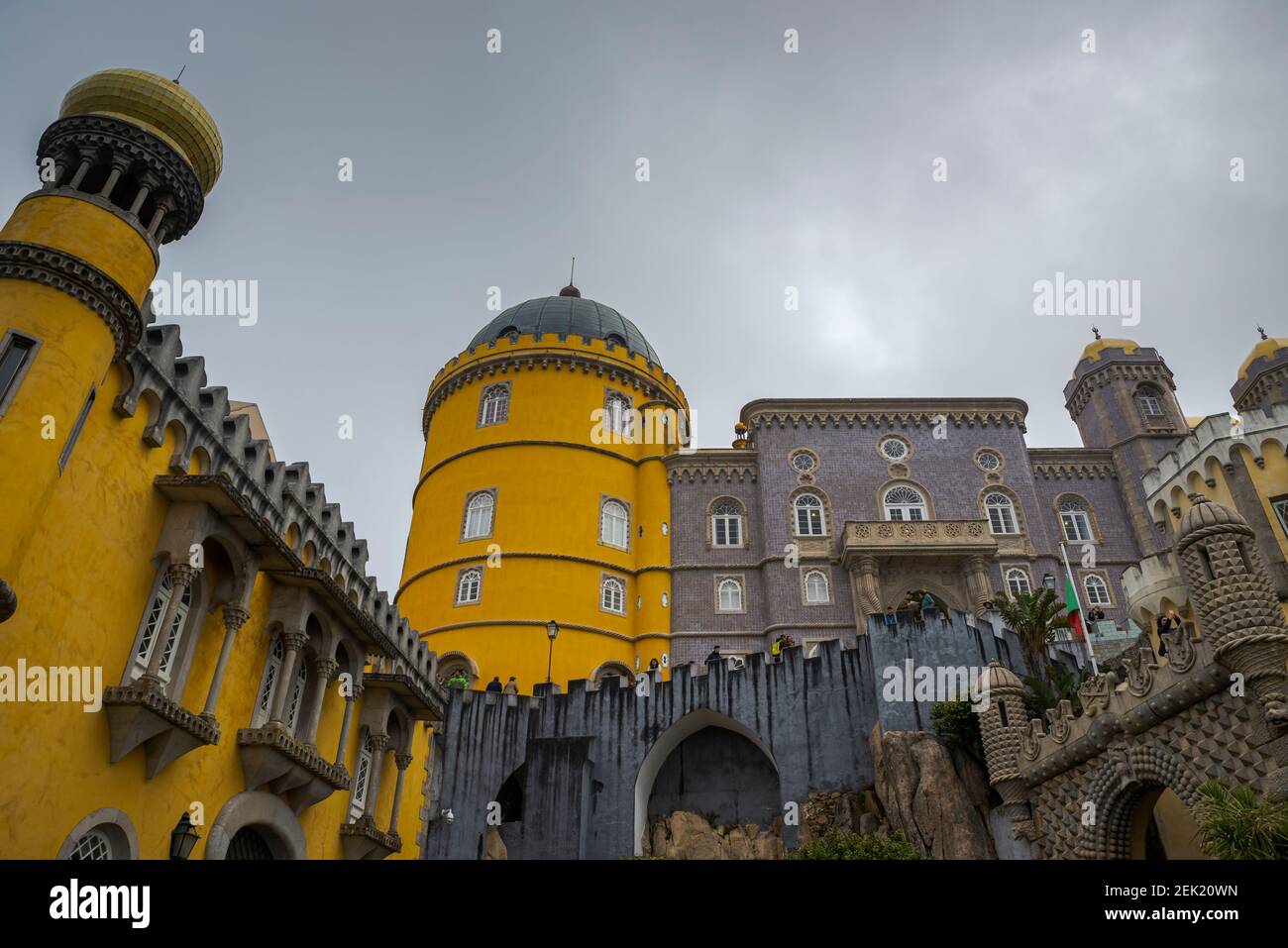 SINTRA, PORTOGALLO - 19 APRILE 2019: Vista del Palazzo pena, un castello romanticista nel comune di Sintra Foto Stock