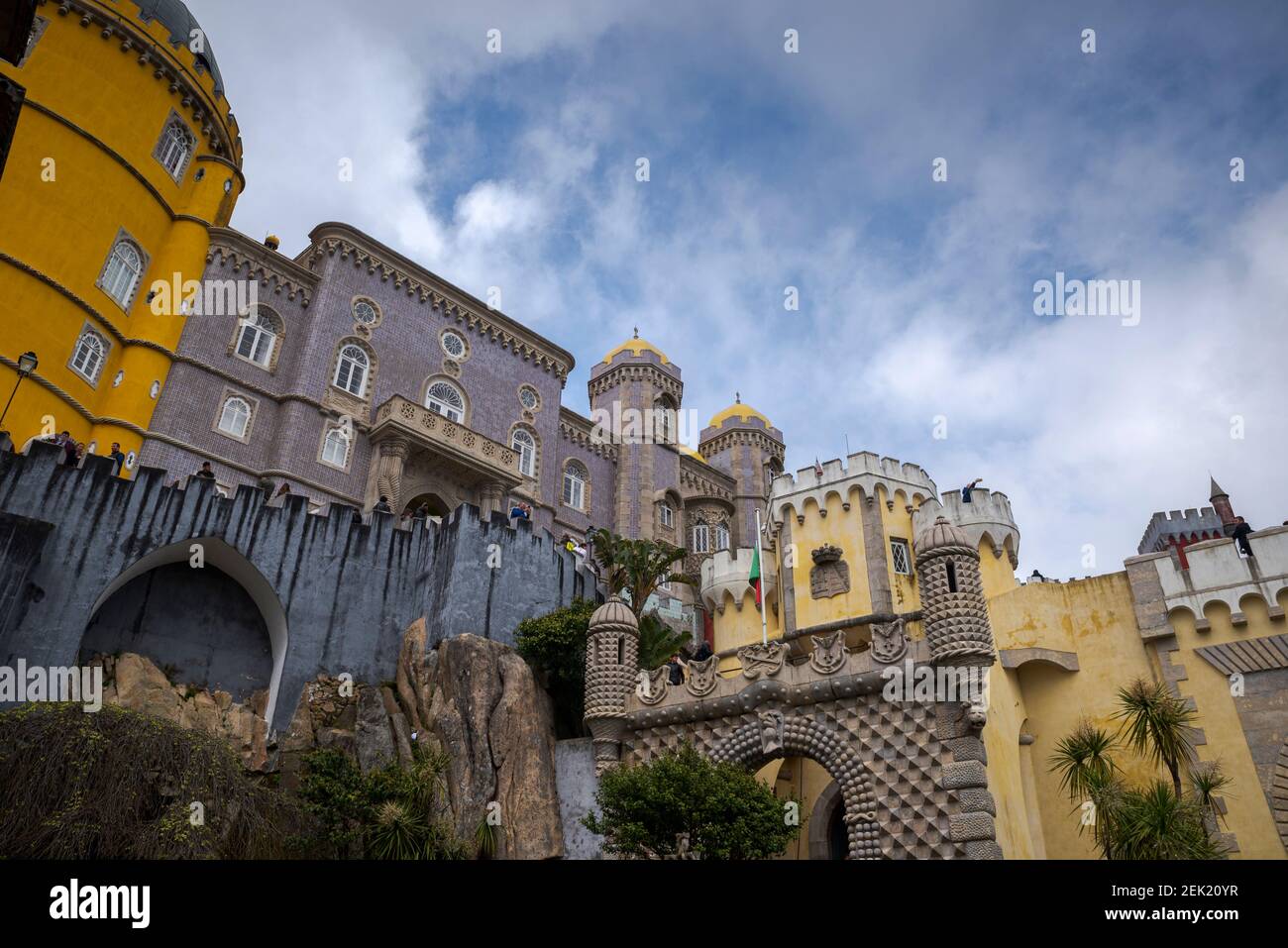 SINTRA, PORTOGALLO - 19 APRILE 2019: Vista del Palazzo pena, un castello romanticista nel comune di Sintra Foto Stock