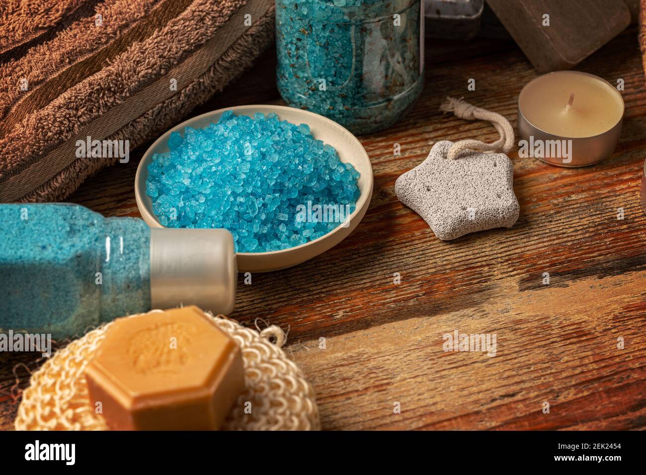 Le forniture termali di casa con sale da bagno blu e sapone naturale fatto in casa, spazio di copia Foto Stock