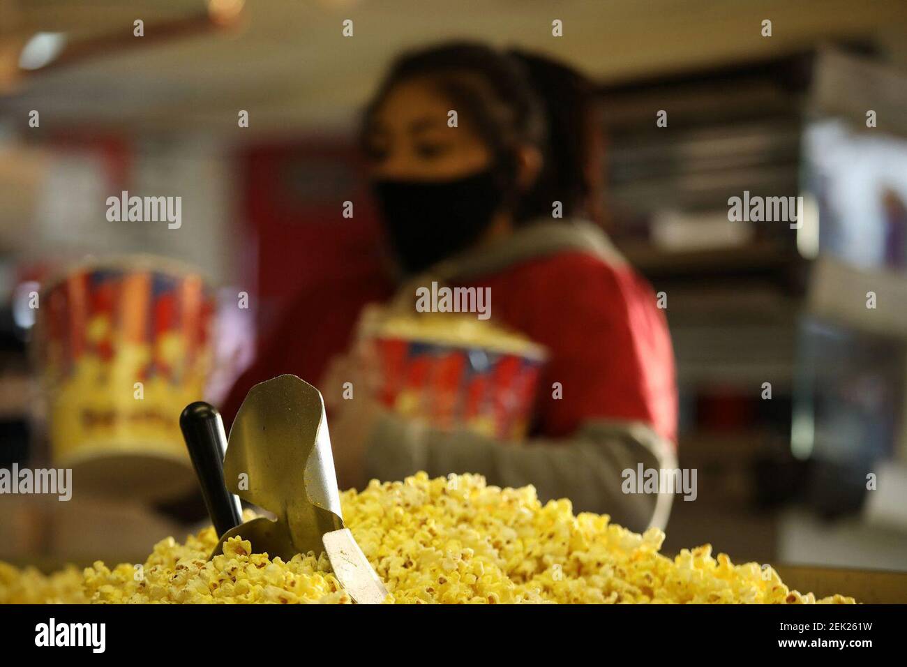 Gli addetti alle concessioni si affrettano a caricare vasche di popcorn prima dell'inizio del film al McHenry Outdoor Theatre, l'8 maggio 2020. Gli articoli alimentari sono stati venduti in un carrello alimentare per motivi di salute. (Stacey Wescott/Chicago Tribune/TNS) Foto Stock
