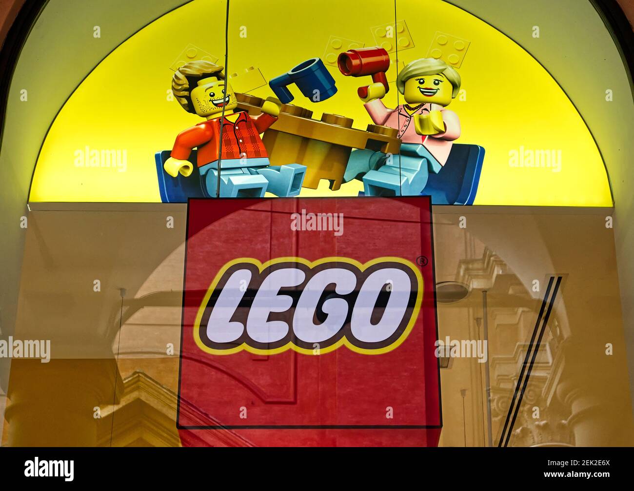 Vetrina LEGO a Bologna. Negozio di giocattoli LEGO. Foto Stock