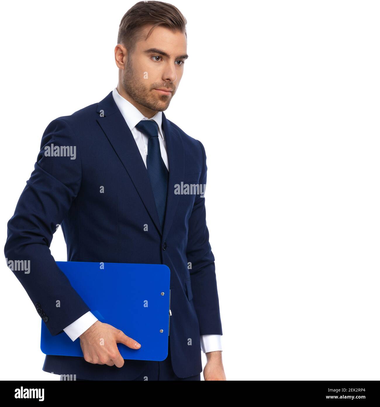 uomo elegante e premuroso in tuta blu marina che guarda a lato, tenendo  appunti e pensieri, in piedi e in posa su sfondo bianco in studio Foto  stock - Alamy