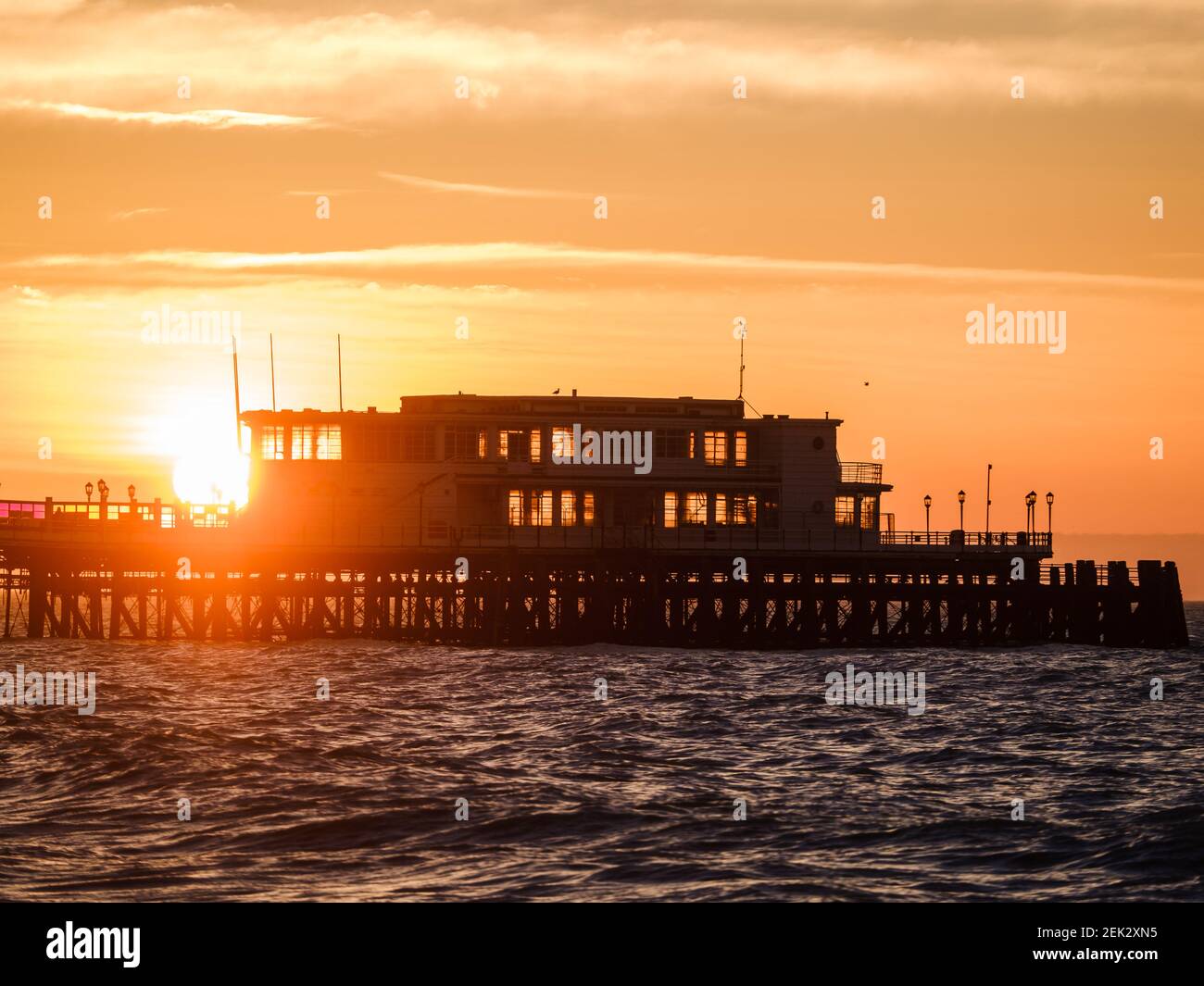 Worthing Beach, Worthing, Regno Unito. 23 Feb 2021. Il sole sorge su Worthing Pier. La mattina, dopo che è stata annunciata una tabella di marcia per la fine del blocco e le misure del covid-19, la costa meridionale è stata trattata a un'alba meravigliosa. Foto per credito: Julie Edwards/Alamy Live News Foto Stock