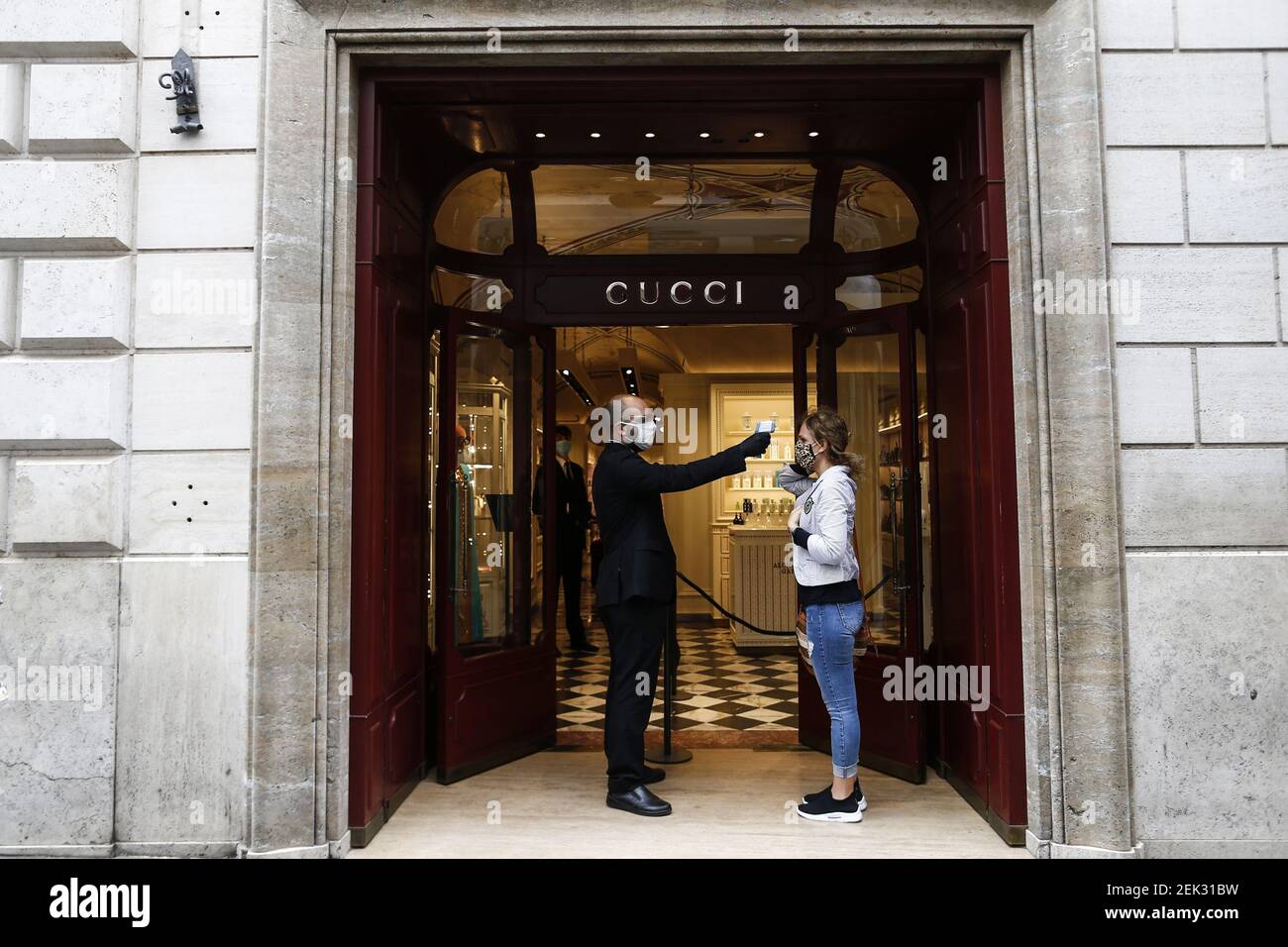 Negozio di gucci in via dei Condotti, il centro di alta moda shopping a  Roma, Italia Foto stock - Alamy
