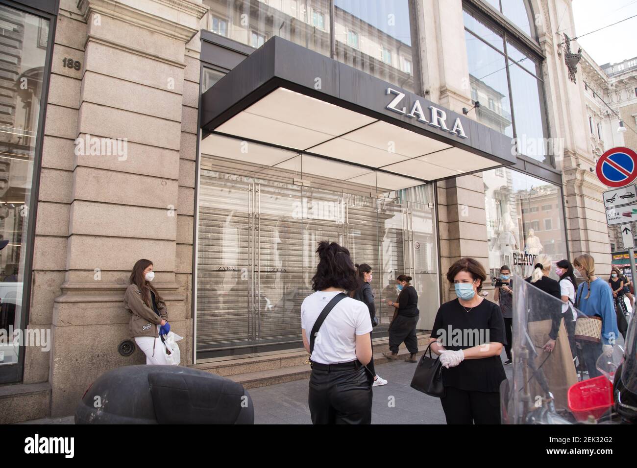 La gente si è schierata di fronte al negozio Zara in Via del corso a Roma,  Italia il 18 maggio 2020. I negozi di abbigliamento hanno riaperto, con le  misure di sicurezza