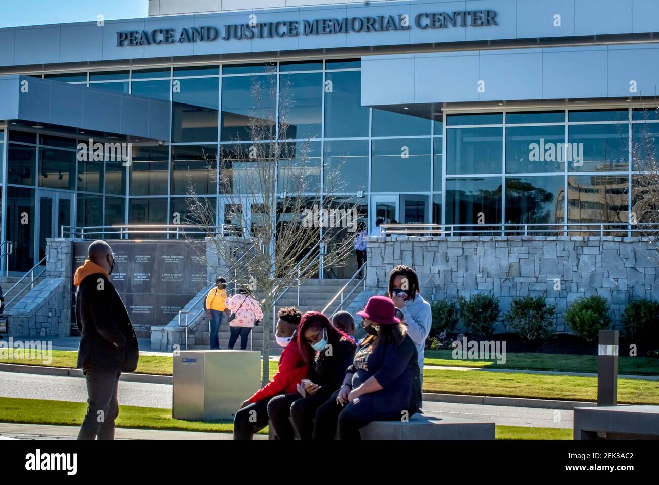 Montgomery, Alabama/USA-Feb 20, 2021: Un gruppo di visitatori afro-americani attende di entrare nel National Memorial for Peace and Justice, che onora il suo nome Foto Stock