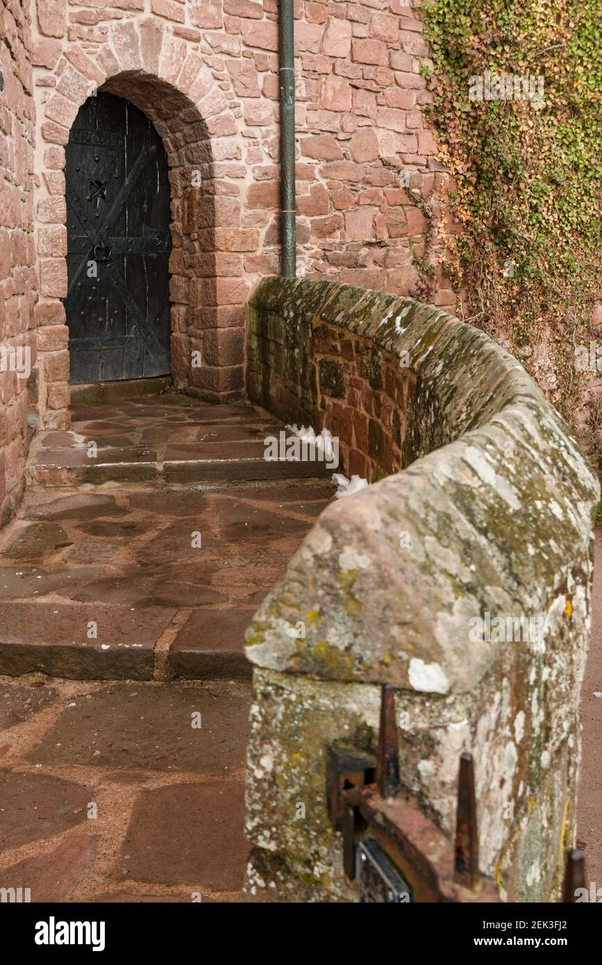 Piccola porta nel muro recintato del castello di Haut-Koenigsbourg, Alsazia, Francia Foto Stock
