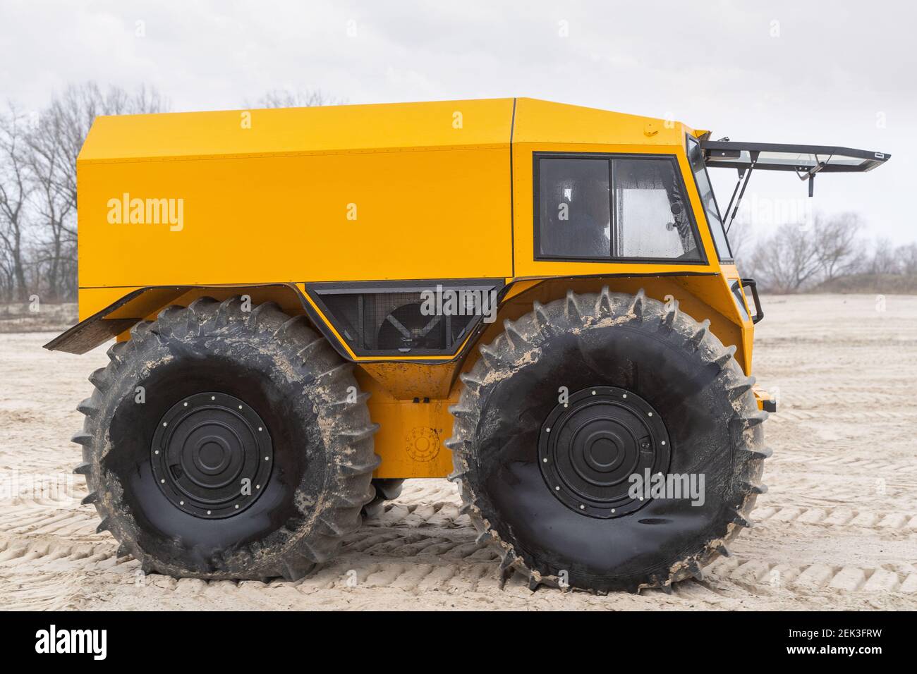 Veicolo all-Terrain di ultima generazione con pneumatici grandi e giallo intenso corpo in metallo Foto Stock