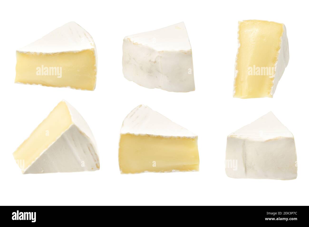 Camembert o brie formaggio isolato su sfondo bianco. Formaggio morbido coperto da muffa bianca commestibile vista dall'alto. Tracciato di ritaglio. Foto Stock