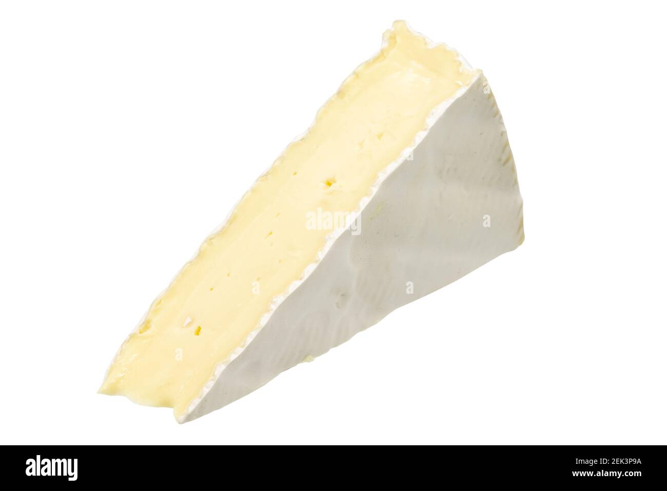 Brie o camambert formaggio isolato su sfondo bianco. Formaggio morbido coperto da muffa bianca commestibile vista dall'alto. Foto Stock