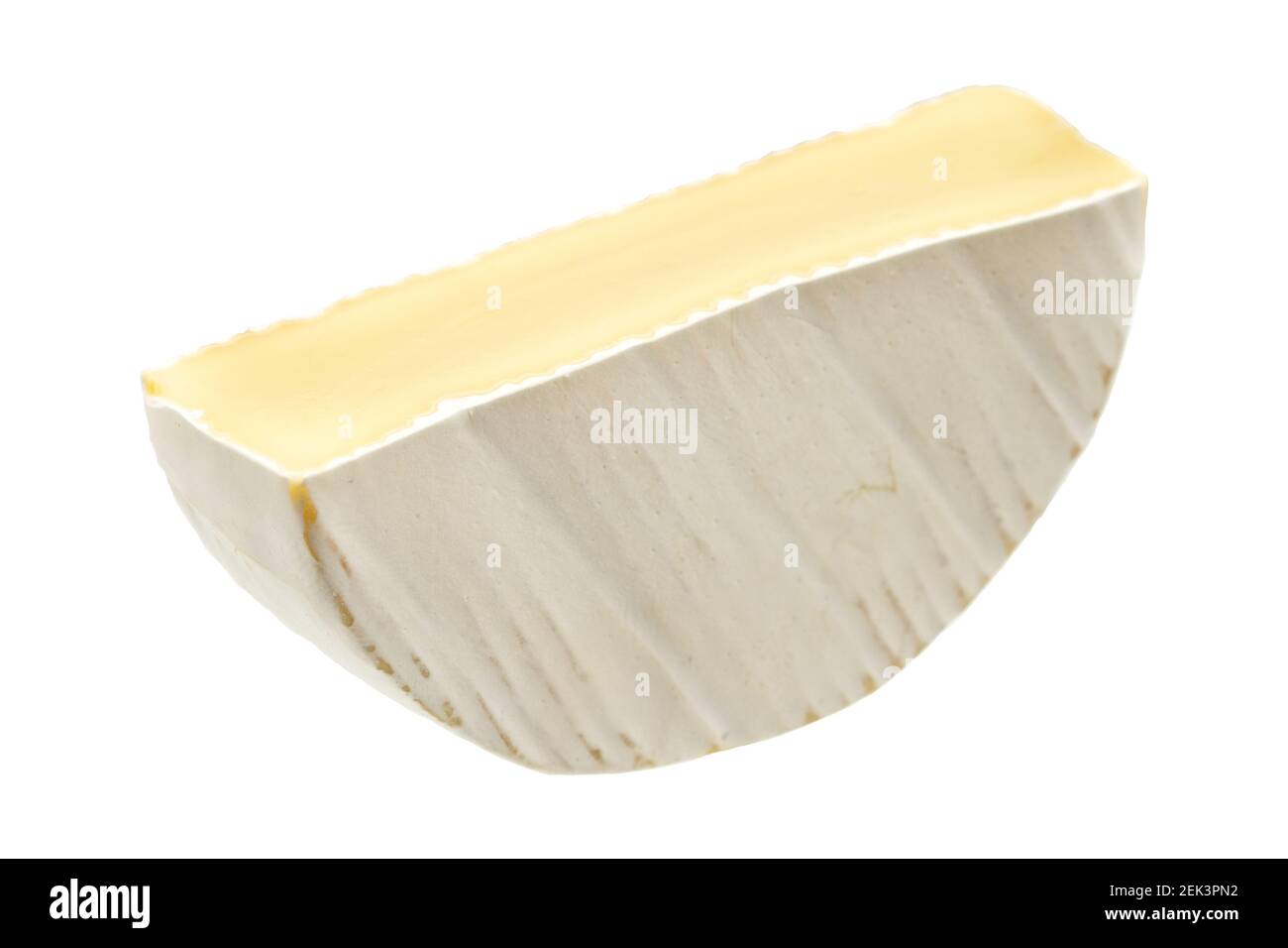 Camembert o brie formaggio isolato su sfondo bianco. Formaggio morbido coperto da muffa bianca commestibile vista dall'alto. Foto Stock