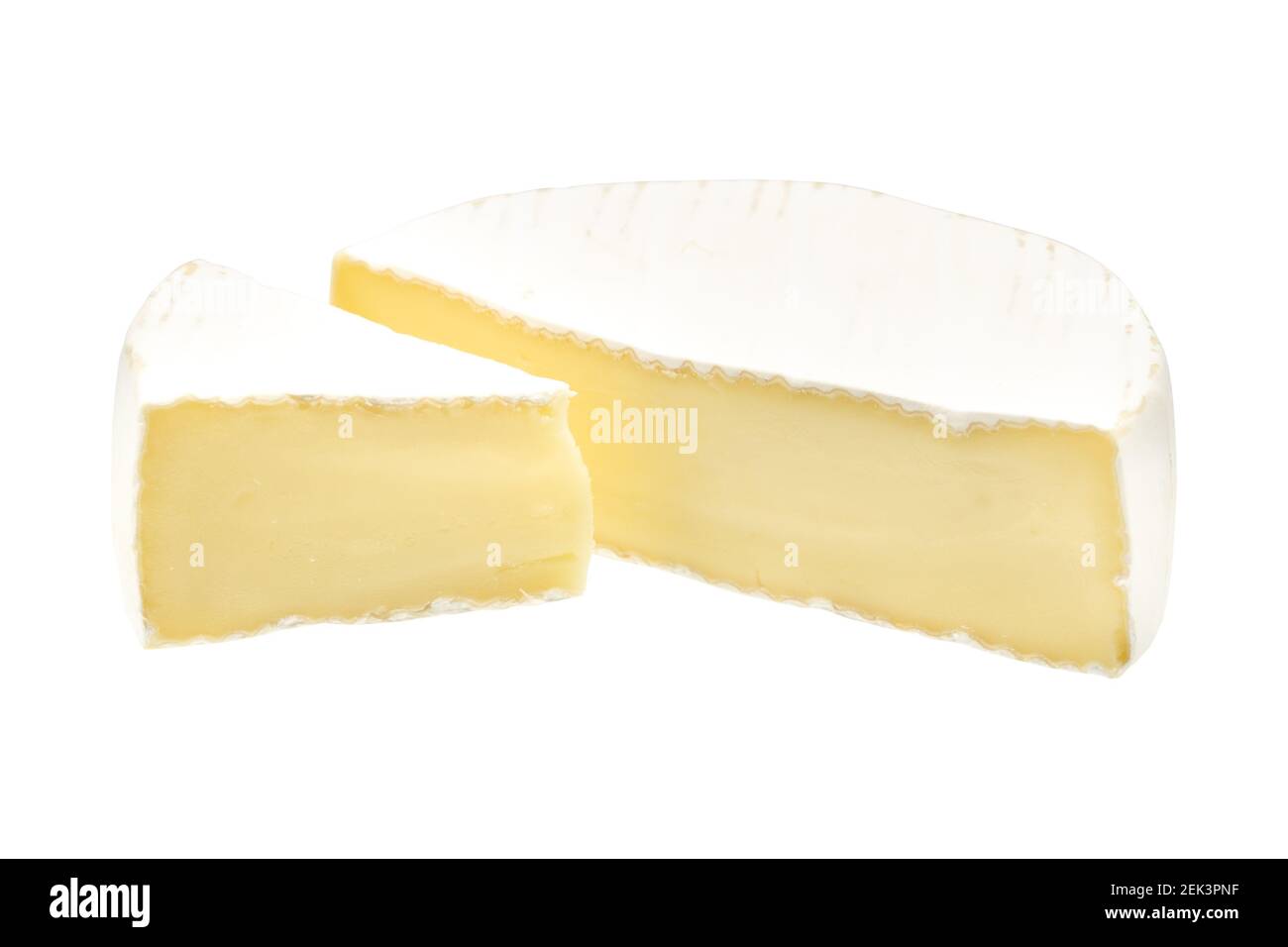 Camembert o brie formaggio isolato su sfondo bianco. Formaggio morbido coperto da muffa bianca commestibile vista dall'alto. Tracciato di ritaglio. Foto Stock