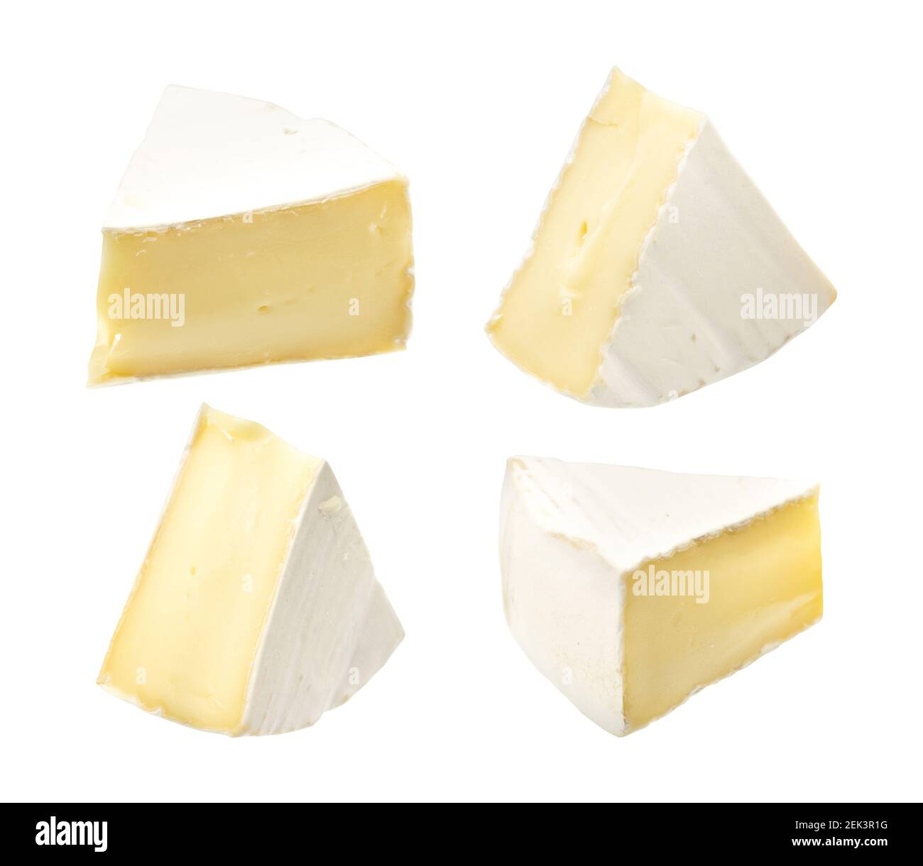 Camembert o brie formaggio isolato su sfondo bianco. Formaggio morbido coperto da muffa bianca commestibile vista dall'alto. Tracciato di ritaglio. Foto Stock