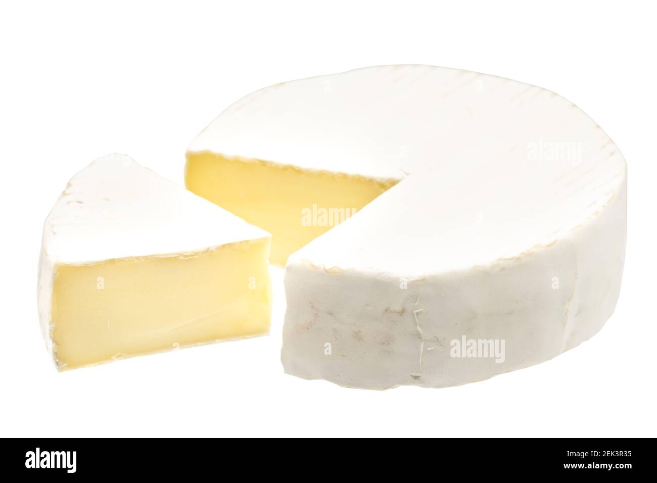 Camembert o brie formaggio isolato su sfondo bianco. Formaggio morbido coperto da muffa bianca commestibile vista dall'alto. Tracciato di ritaglio. Foto Stock