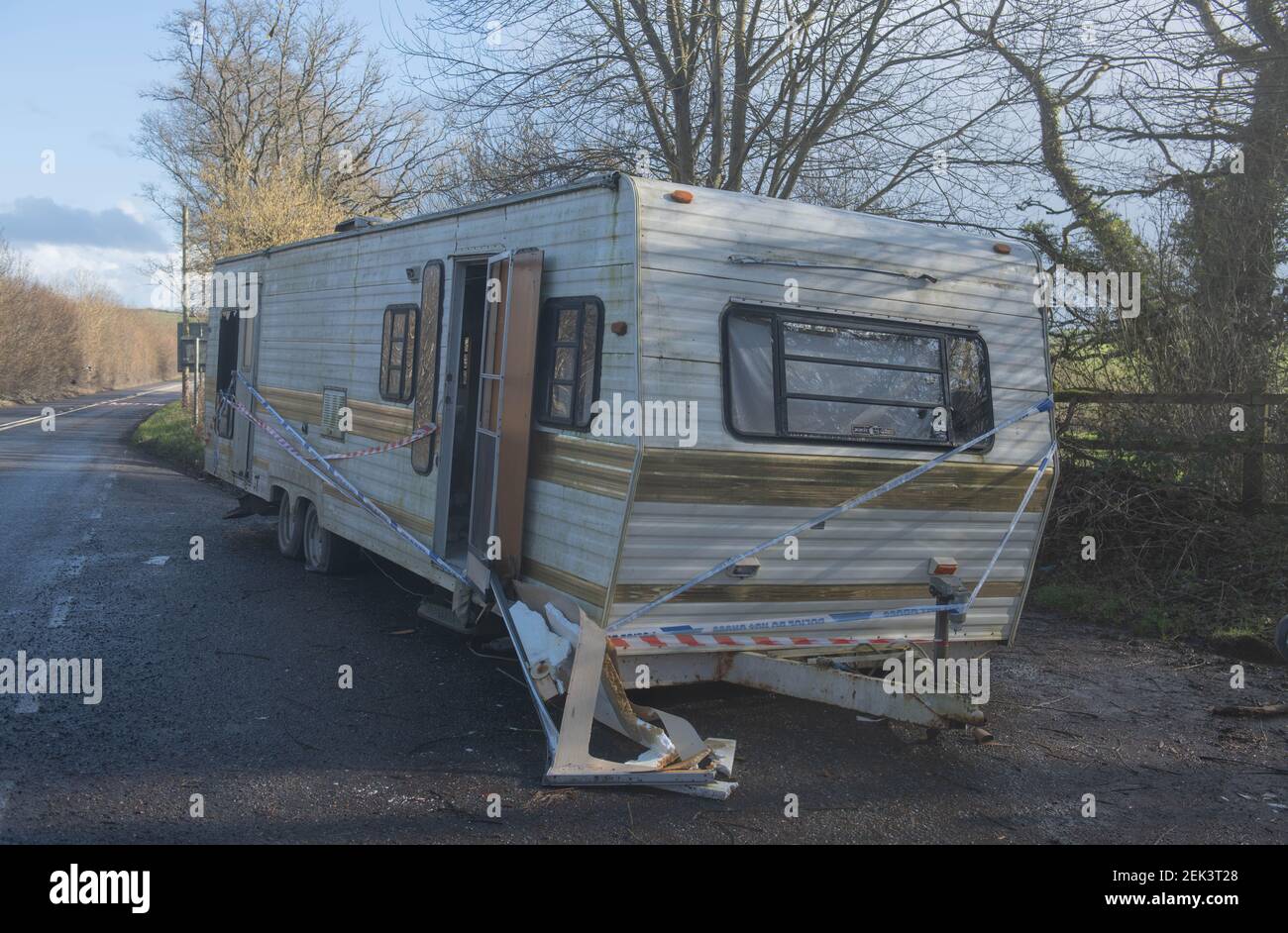 Caravan abbandonato in un Lay-by sulla A377 a Lapford tra Exeter e Barnstaple nel Devon Rurale, Inghilterra, Regno Unito Foto Stock