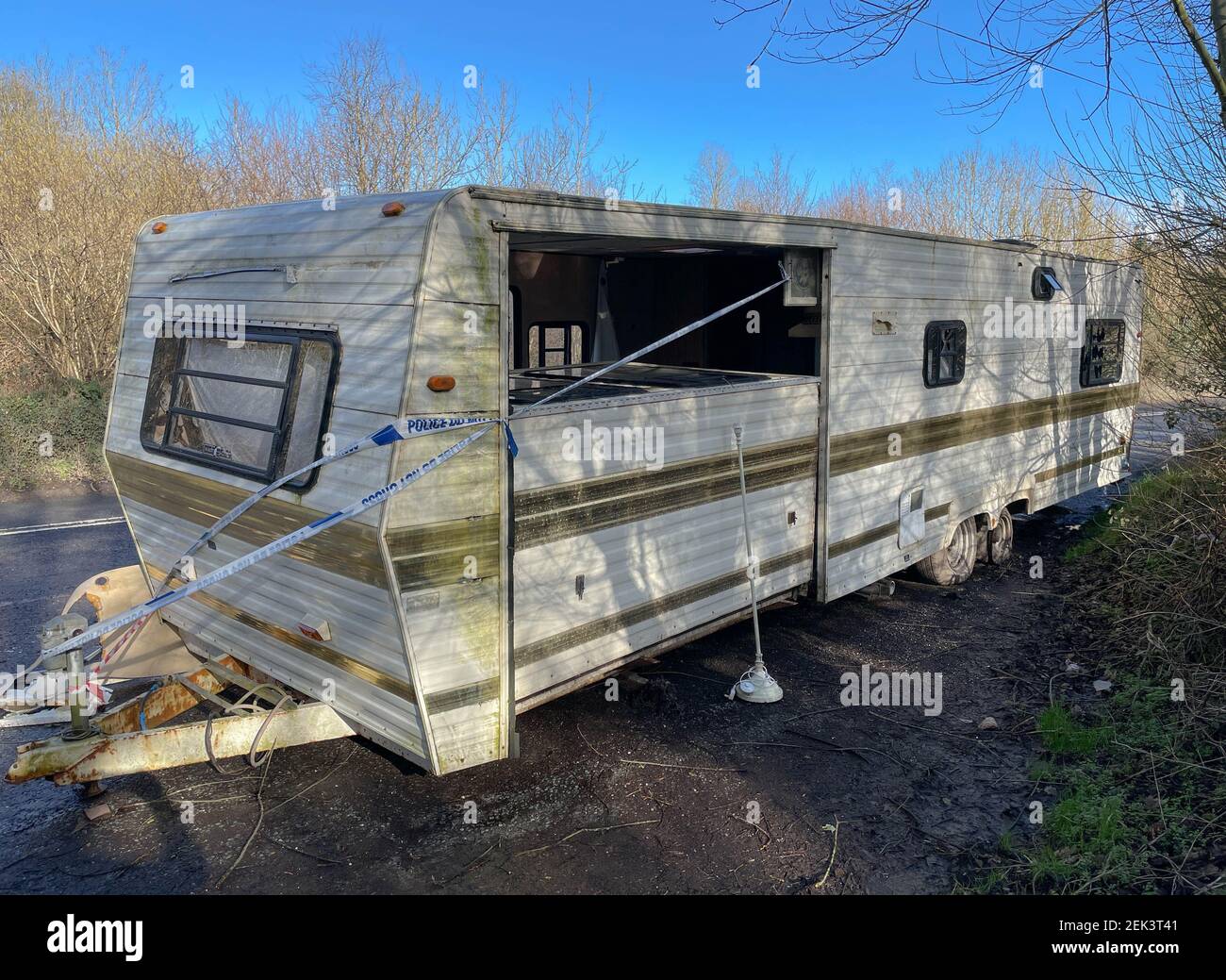 Caravan abbandonato in un Lay-by sulla A377 a Lapford tra Exeter e Barnstaple nel Devon Rurale, Inghilterra, Regno Unito Foto Stock