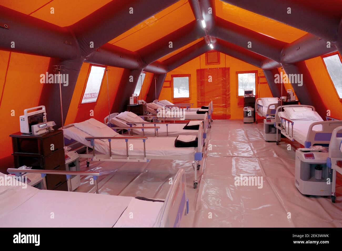 Non esclusivo: BOHORODCHANY, UCRAINA - 22 FEBBRAIO 2021 - i letti sono visti all'interno di una tenda dell'ospedale mobile del Centro di Risposta rapida della stat Foto Stock