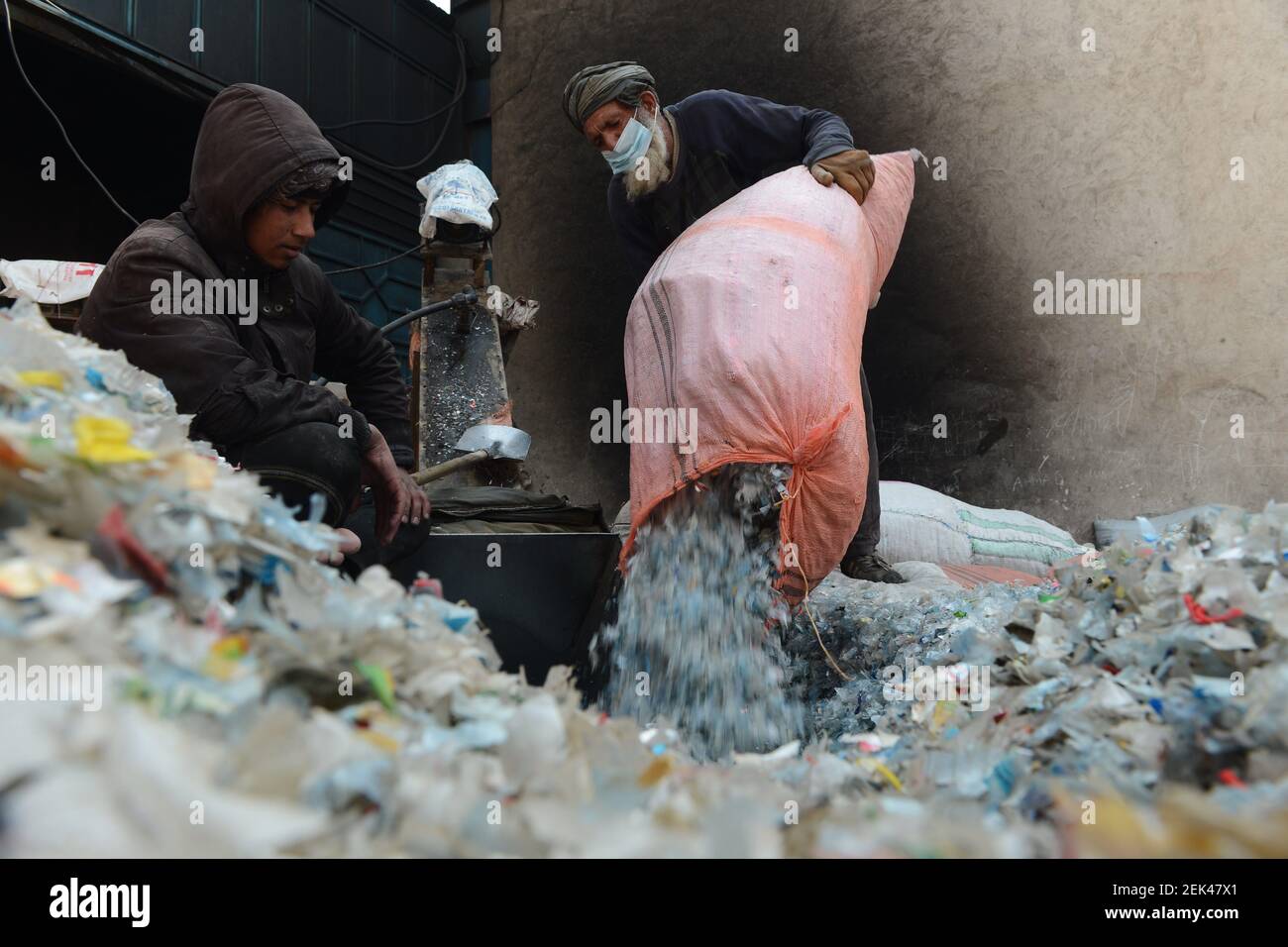 Herat, Afghanistan. 21 Feb 2021. La gente lavora in una fabbrica di lana di vetro nella provincia occidentale di Herat, Afghanistan, 21 febbraio 2021. Stabilito con un capitale di 1.5 milioni di dollari degli Stati Uniti cinque anni fa nella provincia relativamente pacifica di Herat, la pianta riciclare gli articoli usati è il primo del relativo genere che produce lana di vetro, che è ampiamente usato nella fabbricazione delle coperte, dei cuscini e del materasso. ANDARE CON 'Feature: Fornire posti di lavoro aiuterebbe a costruire un Afghanistan stabile' Credit: Karimi/Xinhua/Alamy Live News Foto Stock