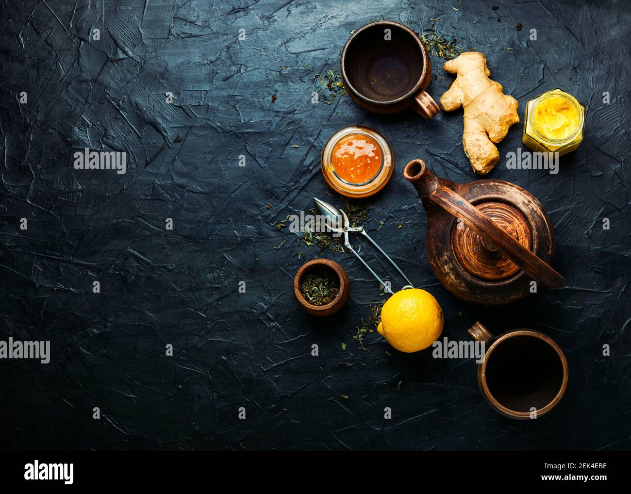 Tè con estratto di zenzero, limone e miele. Spazio copia Foto Stock
